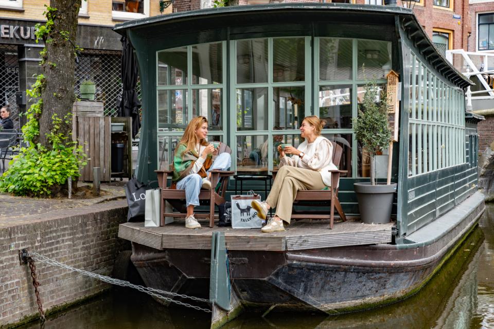 Moeder en dochter op de boot bij Anne en Max